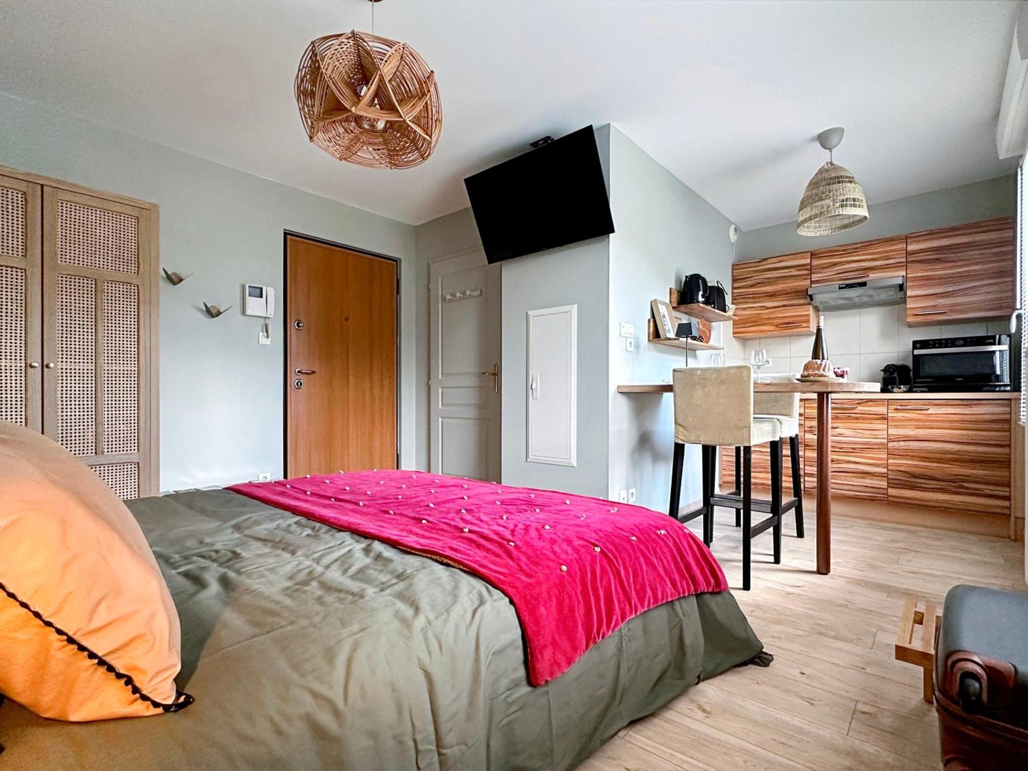 Charmant Studio Avec Parking Эгишем Экстерьер фото